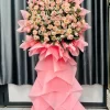 Kệ Hoa Hồng Phấn Ngọt Ngào – kệ hoa khai trương 1 tầng sang trọng, mang ý nghĩa chúc mừng phát tài phát lộc. Giá: 1.000.000đ. Thiết kế ấn tượng, phù hợp tặng khai trương, khánh thành, tân gia. Hoa tươi 100%, giao miễn phí nội thành.