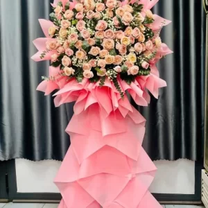 Kệ Hoa Hồng Phấn Ngọt Ngào – kệ hoa khai trương 1 tầng sang trọng, mang ý nghĩa chúc mừng phát tài phát lộc. Giá: 1.000.000đ. Thiết kế ấn tượng, phù hợp tặng khai trương, khánh thành, tân gia. Hoa tươi 100%, giao miễn phí nội thành.