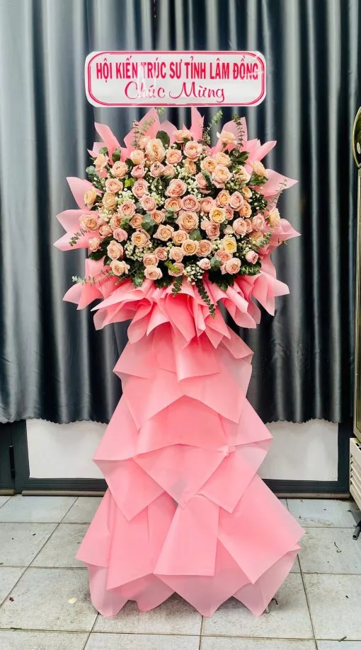 Kệ Hoa Hồng Phấn Ngọt Ngào – kệ hoa khai trương 1 tầng sang trọng, mang ý nghĩa chúc mừng phát tài phát lộc. Giá: 1.000.000đ. Thiết kế ấn tượng, phù hợp tặng khai trương, khánh thành, tân gia. Hoa tươi 100%, giao miễn phí nội thành.